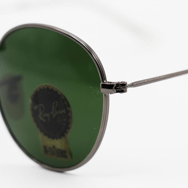 عکس از عینک آفتابی گرد ری بن با فریم فلزی، رنگ نوک مدادی، عدسی سنگ و سبز تیره مدل 3447