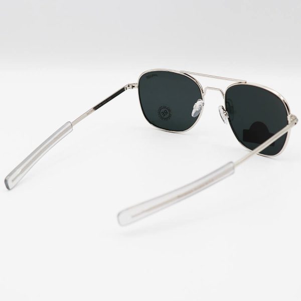 عکس از عینک آفتابی کلاسیک randolph با فریم نقره ای رنگ، لنز سنگ و رنگ دودی تیره مدل s56