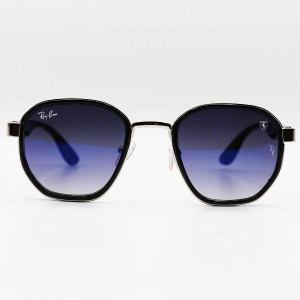 عکس از عینک آفتابی چندضلعی ریبن و فراری با فریم نقره‌ای و مشکی رنگ، لنز آینه‌ای و آبی سایه روشن مدل 3674