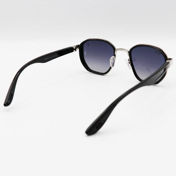 عکس از عینک آفتابی چندضلعی ریبن و فراری با فریم نقره‌ای و مشکی رنگ، لنز آینه‌ای و آبی سایه روشن مدل 3674