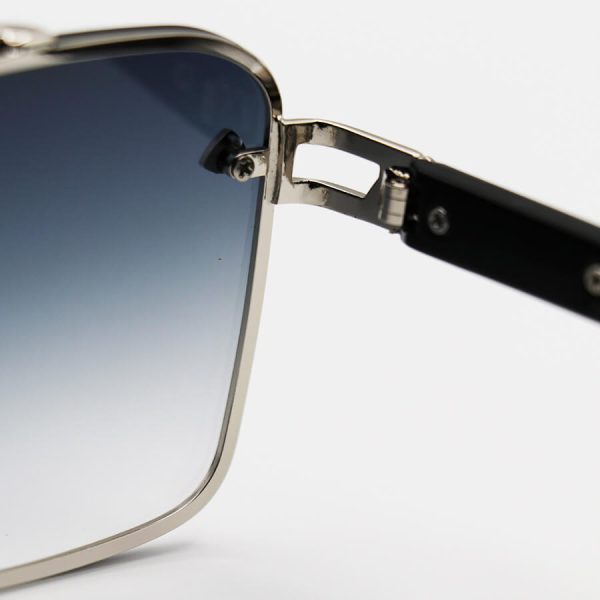 عکس از عینک آفتابی maybach با فریم نقره ای، شکل هندسی، دسته مشکی و لنز سایه روشن مدل 22384