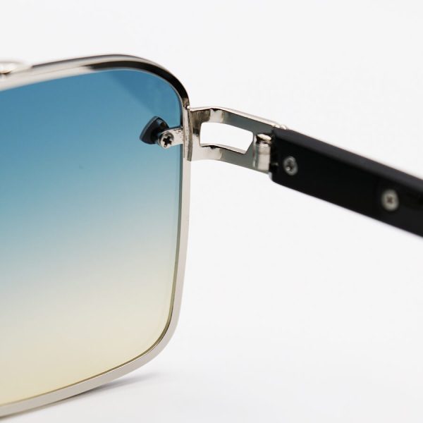 عکس از عینک آفتابی maybach با فریم نقره ای، شکل چندضلعی و لنز دو رنگ سایه روشن مدل 22384