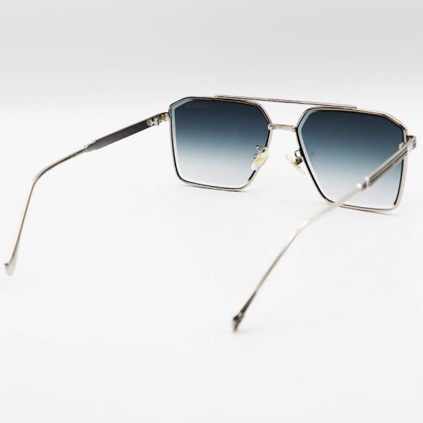 عکس از عینک آفتابی maybach با فریم نقره ای رنگ، شکل هندسی و لنز دودی سایه روشن مدل 22402