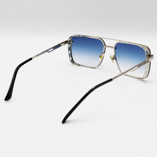 عکس از عینک آفتابی میباخ مستطیلی شکل با فریم نقره ای رنگ و عدسی آبی سایه روشن مدل 5202