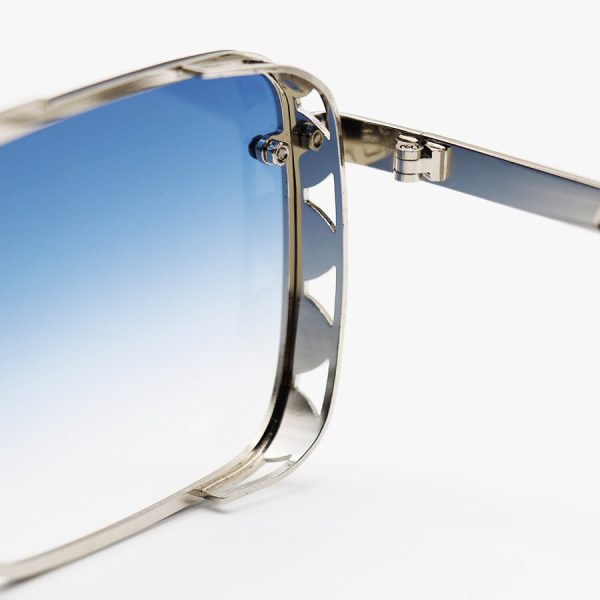 عکس از عینک آفتابی میباخ مستطیلی شکل با فریم نقره ای رنگ و عدسی آبی سایه روشن مدل 5202
