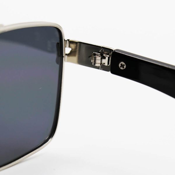 عکس از عینک آفتابی مستطیلی شکل با فریم نقره ای رنگ، دسته مشکی و لنز تیره برند میباخ مدل 2324