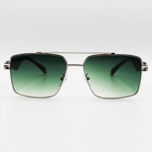 عکس از عینک آفتابی مستطیلی با فریم نقره ای رنگ، دسته مشکی و لنز سبز سایه روشن Maybach مدل 2324