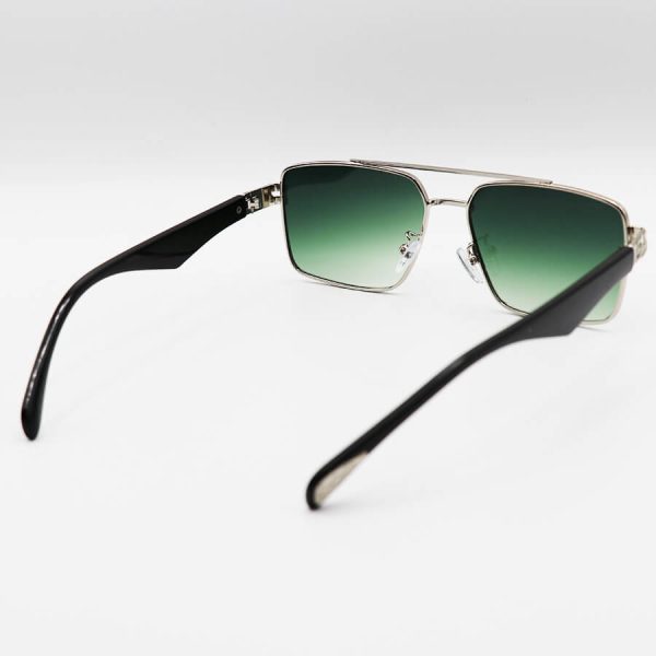 عکس از عینک آفتابی مستطیلی با فریم نقره ای رنگ، دسته مشکی و لنز سبز سایه روشن maybach مدل 2324