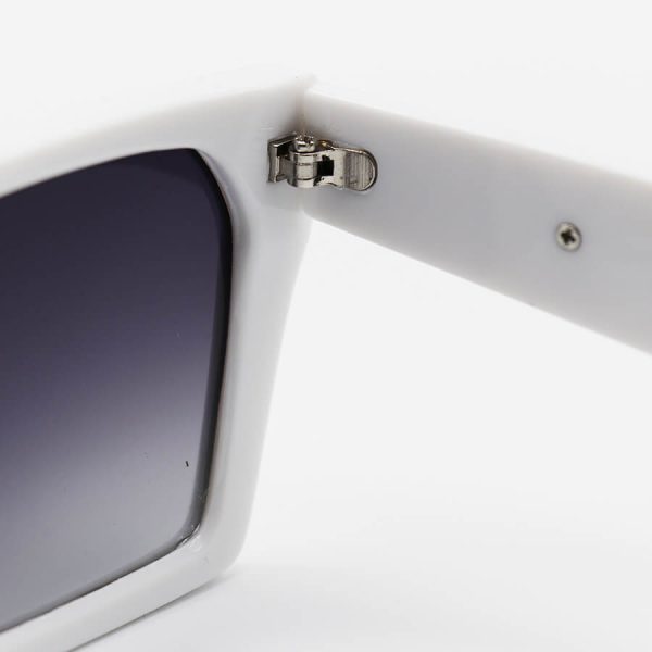 عکس از عینک آفتابی پلاریزه با فریم سفید رنگ، چشم گربه ای و لنز دودی سایه روشن louis vuitton مدل p88005