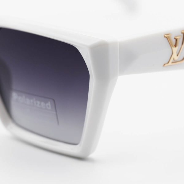 عکس از عینک آفتابی پلاریزه با فریم سفید رنگ، چشم گربه ای و لنز دودی سایه روشن louis vuitton مدل p88005