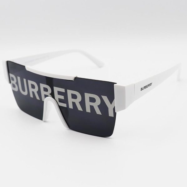 عکس از عینک آفتابی فانتزی burberry با فریم سفید رنگ، عدسی دودی تیره و یکسره مدل 6106