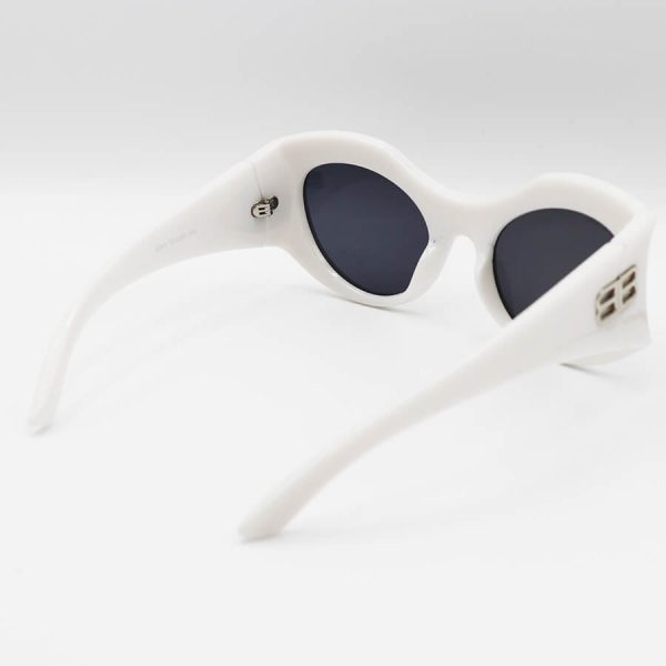 عکس از عینک آفتابی فانتزی برند بالنسیاگا با فریم سفید رنگ، جنس کائوچو و لنز دودی تیره مدل 6061