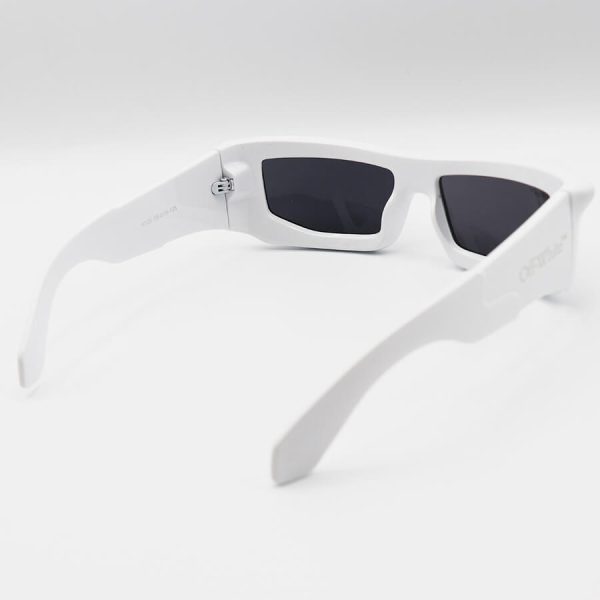 عکس از عینک آفتابی آف وایت فانتزی با فریم سفید رنگ، مستطیلی شکل و عدسی دودی تیره مدل 6125