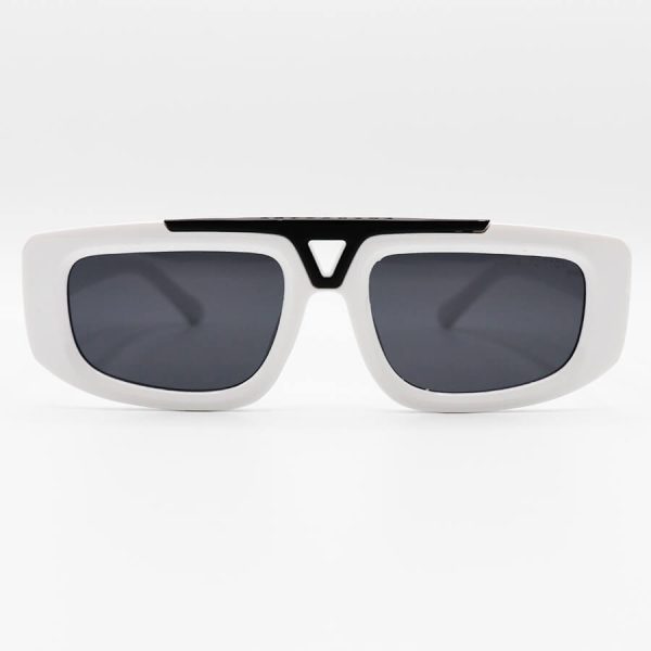عکس از عینک آفتابی لویی ویتون با فریم سفید، مستطیلی شکل، پل مشکی رنگ و لنز دودی تیره مدل 8835