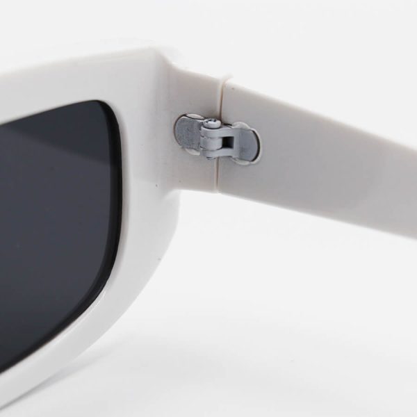 عکس از عینک آفتابی لویی ویتون با فریم سفید، مستطیلی شکل، پل مشکی رنگ و لنز دودی تیره مدل 8835
