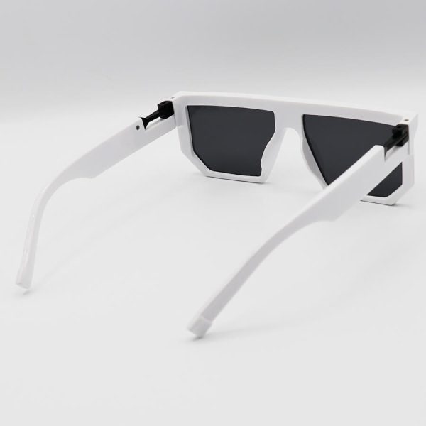 عکس از عینک آفتابی مارک جیکوبز با فریم مربعی شکل، سفید رنگ و عدسی دودی تیره مدل 8789