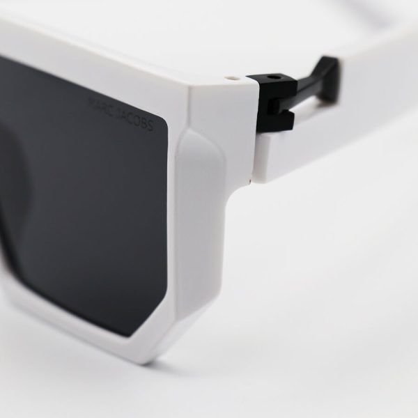 عکس از عینک آفتابی مارک جیکوبز با فریم مربعی شکل، سفید رنگ و عدسی دودی تیره مدل 8789