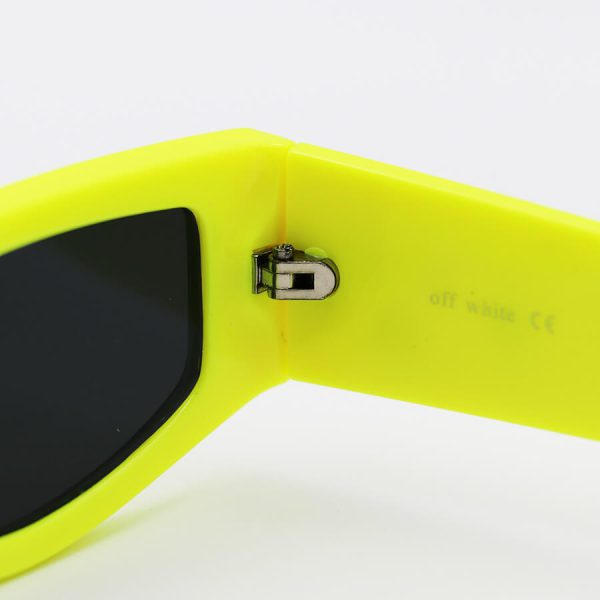 عکس از عینک آفتابی off-white با فریم فانتزی، رنگ زرد فسفری، دسته پهن و لنز آینه ای مدل off-6