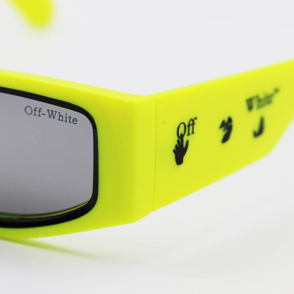 عکس از عینک آفتابی off-white با فریم فانتزی، رنگ زرد فسفری، دسته پهن و لنز آینه ای مدل off-6