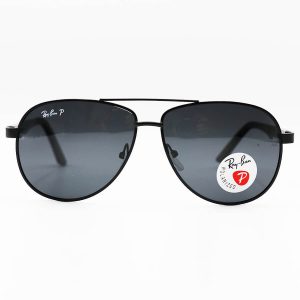 عکس از عینک آفتابی خلبانی Ray-Ban با فریم مشکی رنگ، دسته فنری، لنز دودی تیره و پلاریزه مدل P2033
