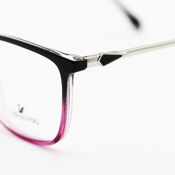 عکس از عینک طبی مستطیلی شکل با فریم مشکی و صورتی رنگ، دسته نقره ای و فنری swarovski مدل dt1827