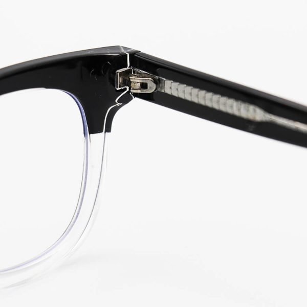عکس از عینک طبی با فریم دو رنگ، مربعی شکل، از جنس کائوچو، دسته مشکی رنگ و لولا فلزی prada مدل 2120