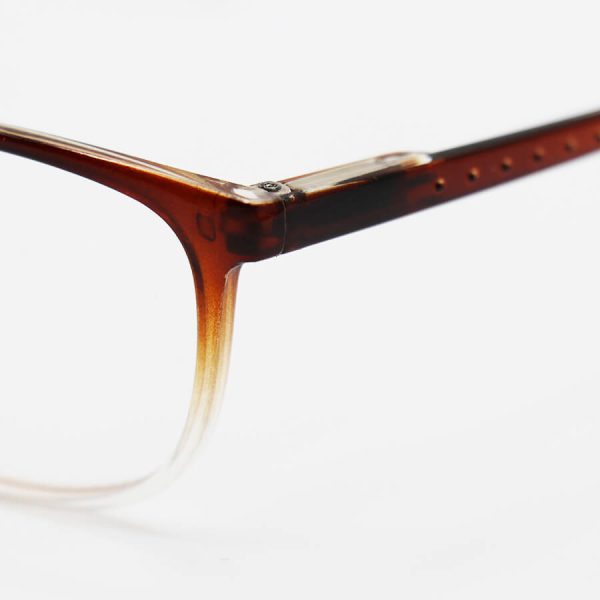 عکس از عینک مطالعه نزدیک بین نمره +2. 00 با فریم مستطیلی شکل، قهوه ای رنگ و دسته فنری مدل 22-3