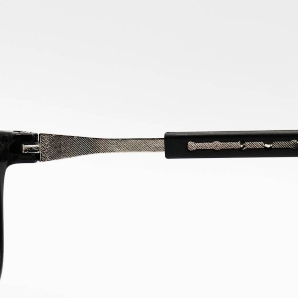 عکس از عینک مطالعه مگنتی نزدیک بین با فریم مشکی رنگ، مستطیلی شکل و بند ژله ای مدل mot50