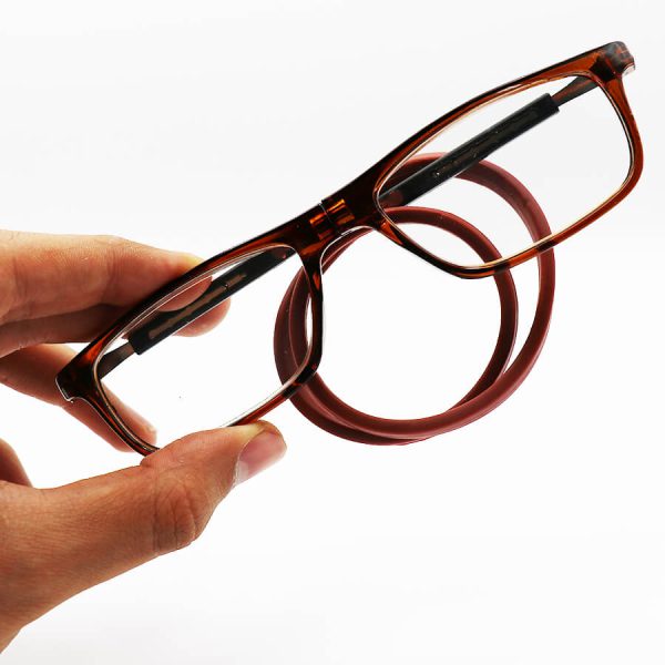 عکس از عینک مطالعه آهنربایی نزدیک بین با فریم قهوه ای رنگ، مستطیلی شکل و بند ژله ای مدل mot50