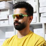 عکس از عینک آفتابی ورزشی اوکلی Oakley نیم فریم و لنز آینه ای چند رنگ مدل KL9208 بر روی صورت محمدحسین ابراهیم زاده