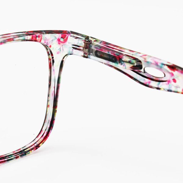 عکس از عینک مطالعه نزدیک بین با فریم صورتی رنگ، طرح گل گلی، مربعی و دسته فنری مدل 22-9
