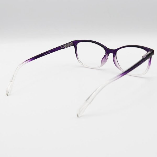 عکس از عینک مطالعه نزدیک بین با فریم مستطیلی شکل، بنفش رنگ و دسته فنری مدل 22-3