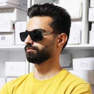عکس از عینک آفتابی فراری پولاریزه مستطیلی و دسته پهن و طرح چوب مدل 3002 بر روی صورت محمدحسین ابراهیم زاده