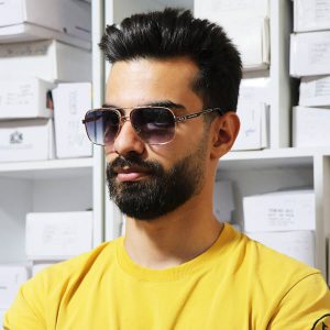 عکس از عینک آفتابی خلبانی لویی ویتون با فریم از جنس فلزی مدل 1099 بر روی صورت محمدحسین ابراهیم زاده