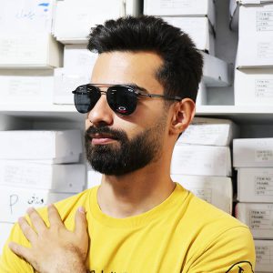 عکس از عینک آفتابی OAKLEY با فریم خلبانی و لنز دودی پلرایزد مدل 008920 بر روی صورت محمدحسین ابراهیم زاده