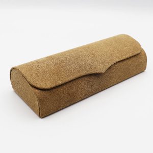 عکس از قاب عینک کرمی رنگ، مستطیلی شکل، درب مگنتی و از جنس مخملی مدل 992638
