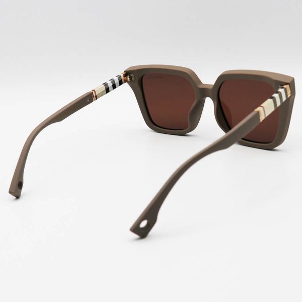 عکس از عینک آفتابی باربری با فریم مربعی شکل، کرمی مات و عدسی پلاریزه و رنگ قهوه ای مدل p5108