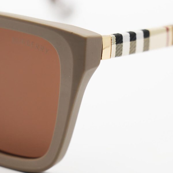 عکس از عینک آفتابی باربری با فریم مربعی شکل، کرمی مات و عدسی پلاریزه و رنگ قهوه ای مدل p5108