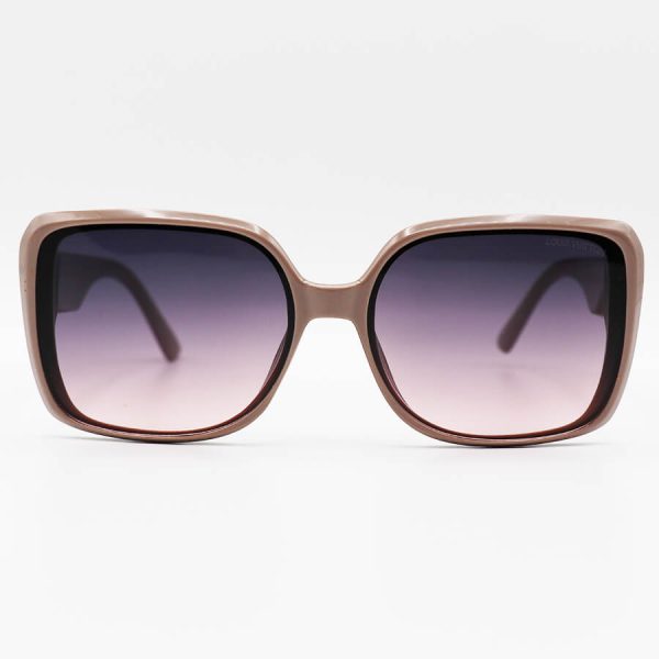 عکس از عینک آفتابی louis vuitton با فریم مربعی شکل، کرمی رنگ و عدسی بنفش هایلایت مدل m9105