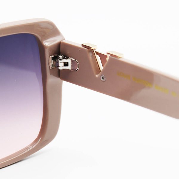 عکس از عینک آفتابی louis vuitton با فریم مربعی شکل، کرمی رنگ و عدسی بنفش هایلایت مدل m9105