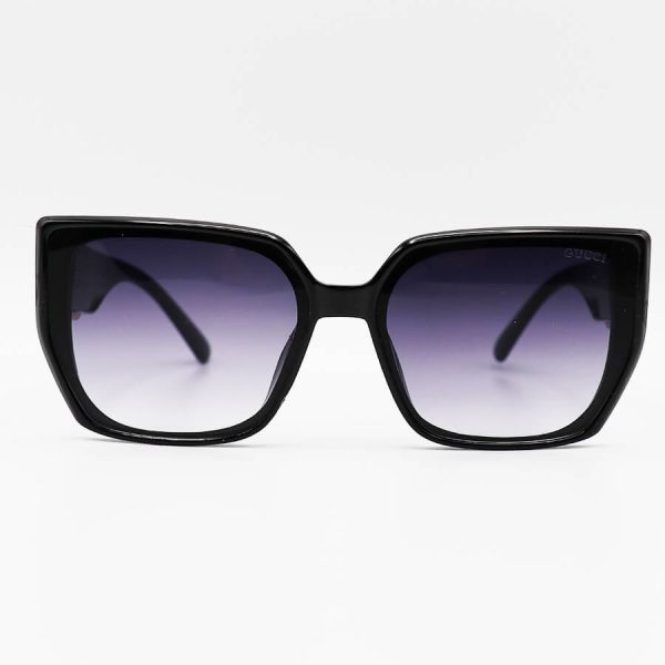 عکس از عینک آفتابی گوچی با فریم مشکی رنگ، پروانه ای شکل و لنز دودی سایه روشن مدل m9055