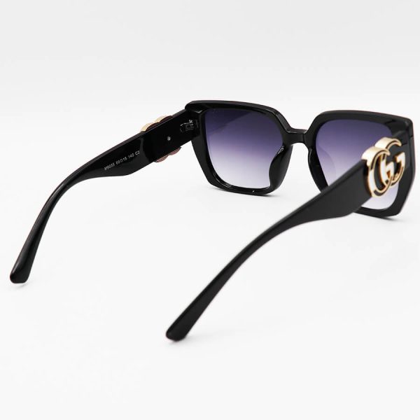 عکس از عینک آفتابی گوچی با فریم مشکی رنگ، پروانه ای شکل و لنز دودی سایه روشن مدل m9055
