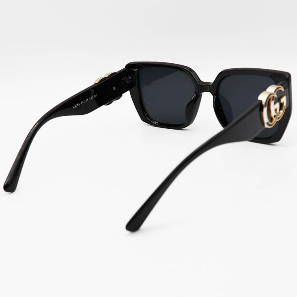 عکس از عینک آفتابی با فریم مشکی رنگ، پروانه ای شکل و عدسی دودی تیره گوچی مدل m9055