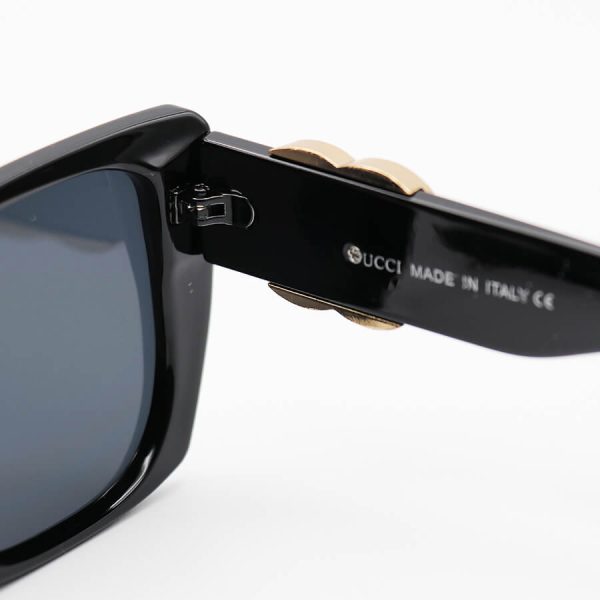 عکس از عینک آفتابی با فریم مشکی رنگ، پروانه ای شکل و عدسی دودی تیره گوچی مدل m9055
