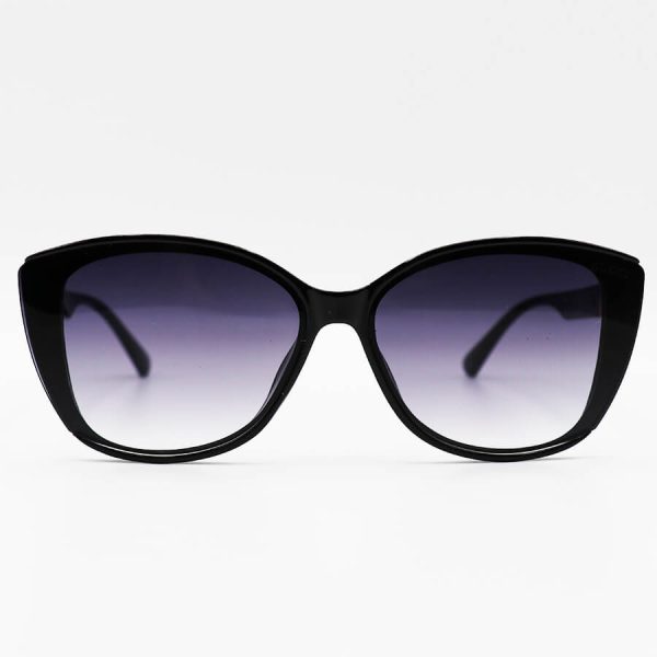 عکس از عینک آفتابی زنانه گوچی با فریم مشکی رنگ، گربه ای شکل و عدسی دودی سایه روشن مدل m9060