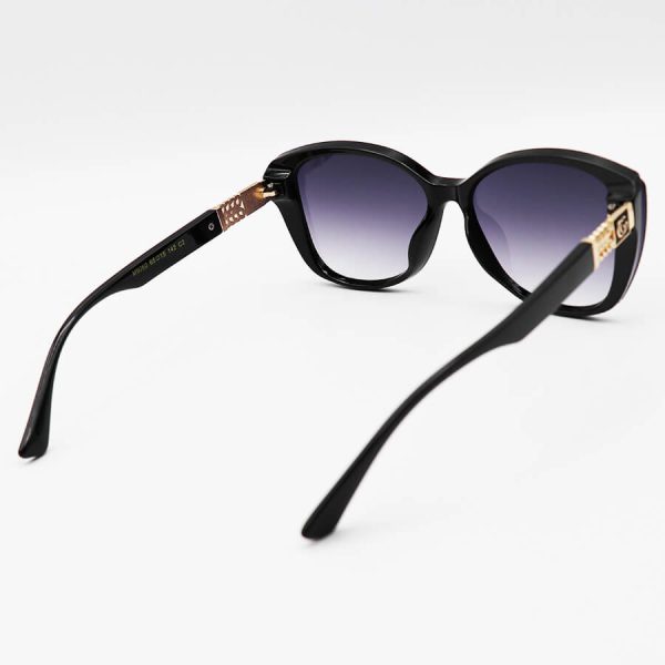 عکس از عینک آفتابی زنانه گوچی با فریم مشکی رنگ، گربه ای شکل و عدسی دودی سایه روشن مدل m9060