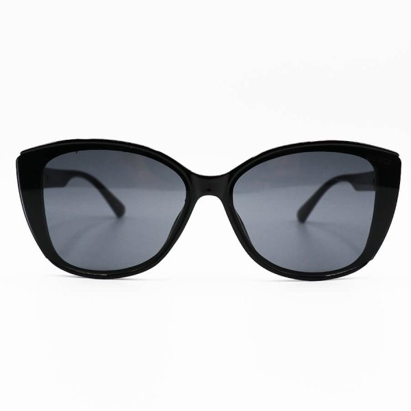 عکس از عینک آفتابی زنانه gucci با فریم مشکی رنگ، چشم گربه ای شکل و لنز دودی تیره مدل m9060