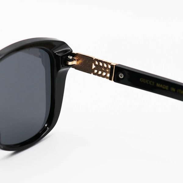 عکس از عینک آفتابی زنانه gucci با فریم مشکی رنگ، چشم گربه ای شکل و لنز دودی تیره مدل m9060