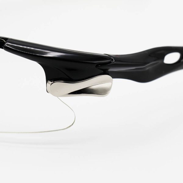 عکس از عینک ورزشی نیم فریم oakley با فریم مشکی رنگ و عدسی بی رنگ و شفاف مدل 806