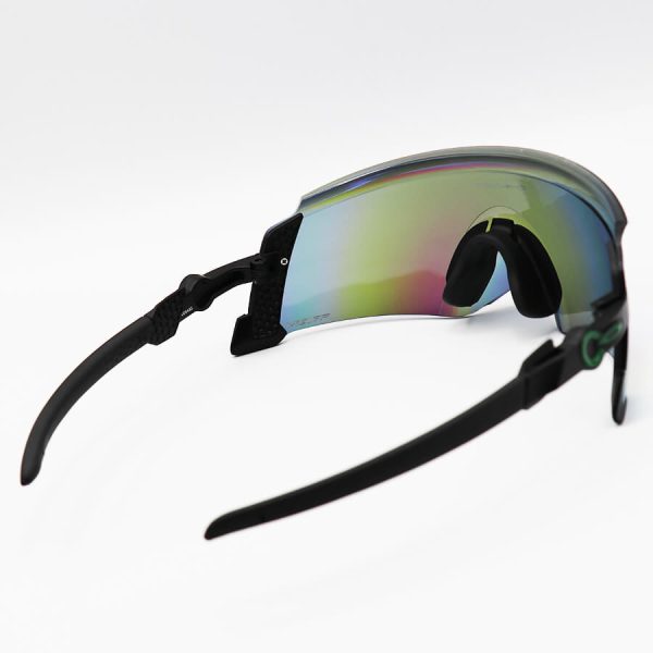 عکس از عینک ورزشی oakley با فریم مشکی رنگ، عدسی آینه ای و چند رنگ مدل 009455
